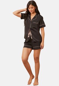 Lipsy SHORTS SLEEVE SET REGULAR FIT - Pizsama szett - black