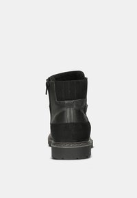 Botas de tobillo negras hechas de ante y cuero. Presentan un cierre de cremallera en el costado, paneles texturizados y una suela de goma resistente.