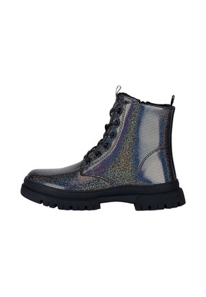 Glänzender schwarzer Schnürstiefel bis zum Knöchel mit dicker profilierter Sohle und Schlaufen an Vorder- und Rückseite, mit strukturierter, reflektierender Oberfläche.