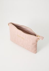 Clutch de pele texturizada rosa com marcação em relevo, fecho dourado e alça para o pulso. Possui um único compartimento com bolsos interiores.