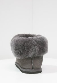 Shepherd LENA - Chaussons - asphalt