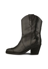 Stivali da cowboy in pelle nera con punta affusolata, dettaglio testurizzato sul tallone e cuciture in rilievo lungo il gambale. Design con tacco spesso.