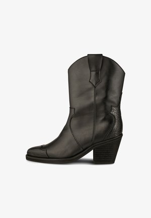 Schwarze Leder-Cowboy-Stiefel mit spitzem Zehenbereich, strukturiertem Absatz und erhabener Stickerei am Schaft. Robustes Absatzdesign.