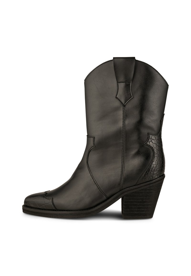 Stivali da cowboy in pelle nera con punta affusolata, dettaglio testurizzato sul tallone e cuciture in rilievo lungo il gambale. Design con tacco spesso.