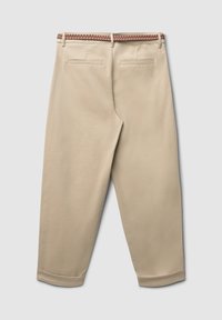 Pantaloni di cotone beige con una cintura intrecciata marrone, dotati di due tasche posteriori e risvolti alla caviglia, con una texture liscia e una vestibilità rilassata.