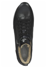 Černá kožená sneakers s kulatou špičkou, šněrováním, bočním zipem, hebkým vnitřním podšívkou a značkovou stélkou. Hladký povrch s minimálními akcenty.