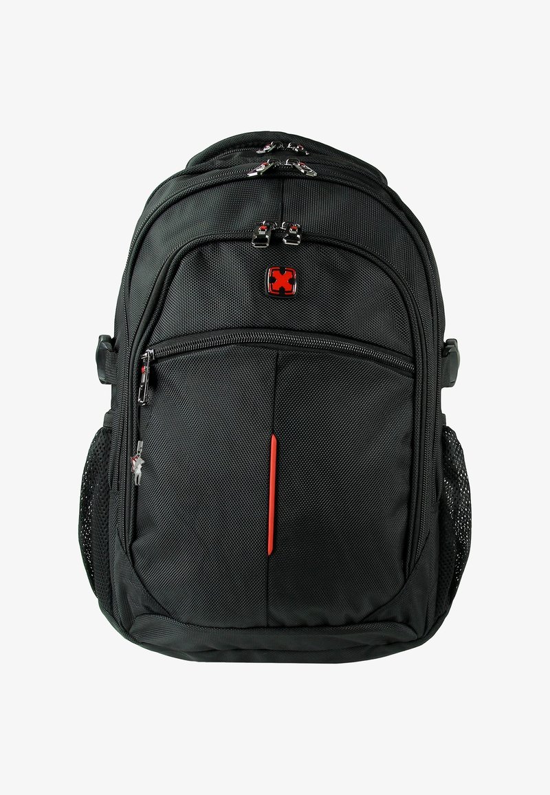 Zwarte rugzak gemaakt van gestructureerde stof, met meerdere ritszakken, een rode accentlijn en mesh zijzakken.