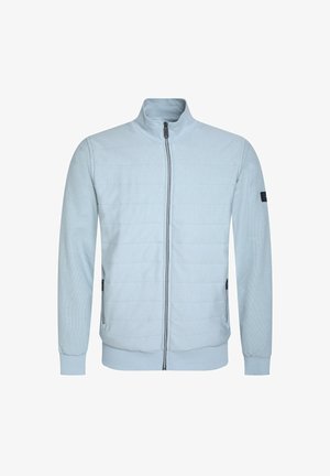 Chaqueta de cremallera azul claro con un alto cuello, tejido texturizado, bolsillos laterales y acentos oscuros en contraste en la manga y la cremallera.