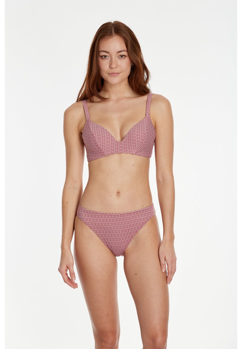 Crveni bikini gornji dio s širokim trakama i dizajnom u obliku slova V, uparen s odgovarajućim donjim dijelom niskog struka koji ima geometrijski dijamantni uzorak.