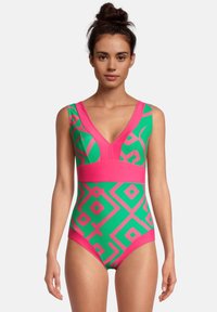 Maillot de bain une pièce multicolore avec un motif géométrique rose sur fond vert, dotée d'un décolleté en V profond et de larges bretelles.