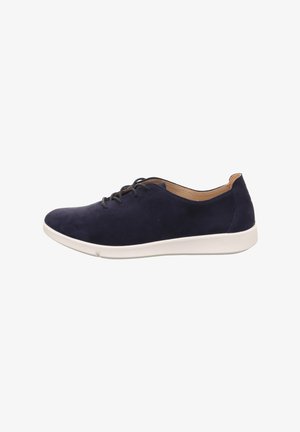 Marineblauer Wildleder-Sneaker mit glatter Textur, ausgestattet mit einer weißen Gummisohle, runden Schnürsenkeln und einem braunen Lederakzent an der Ferse.