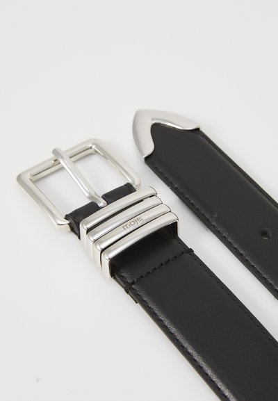 Schwarzer Leder-Gürtel mit einer silbernen rechteckigen Schnalle und drei horizontalen Metallakzenten. Die Spitze ist abgerundet und hat eine silberne Oberfläche.
