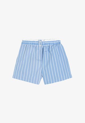 Shorts a rayas azul claro hechos de una tela suave, con una cinturilla elástica blanca con botones, bolsillos laterales y perneras rectas.