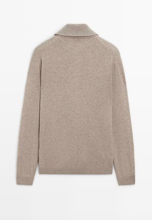 Beige gebreide trui met een sjaalkraag, lange mouwen, geribde manchetten en zoom. Zachte textuur, naadloos ontwerp met minimale details op de achterkant.