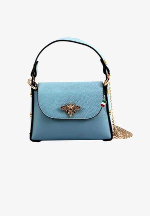 Lichtblauwe leren handtas met zwarte afwerking, gouden bijenembleem en kettinghengsel. Voorzien van een klepsluiting en een gestructureerd oppervlak.