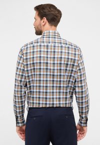 Herengebloemde shirt met een mix van bruine, blauwe en witte vierkanten, gemaakt van lichte stof, met lange mouwen en knoopmanchetten.