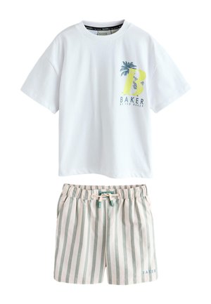 Camiseta blanca de manga corta con texto "Baker" y gráfico de palmera combinada con pantalones cortos de rayas verticales beige y verdes con cintura ajustable con cordón.