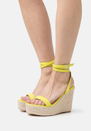 Even&Odd, Sandales à talons hauts - yellow