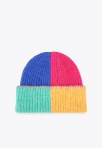 Berretto lavorato a maglia con quattro sezioni di colore: blu, rosa, verde e giallo. Texture a coste con cuciture contrastanti in rosa lungo il bordo.