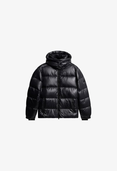 Črni, sijajni puhovka s visokim ovratnikom, zadrgo spredaj, kapuco, dolgimi rokavi in zadrgo stranskimi žepi, izolirana na belem ozadju.