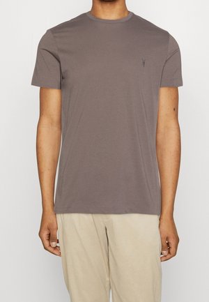 Koszulka z krótkim rękawem i okrągłym dekoltem w stonowanym brązie, wykonana z miękkiej mieszanki bawełny. Posiada małe logo na lewej piersi oraz luźny krój.