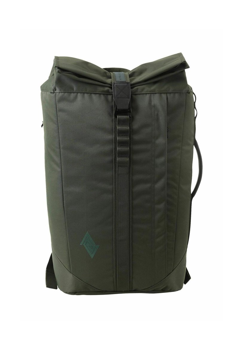Mochila de tipo roll-top en color verde oscuro, fabricada con un tejido duradero. Presenta un cierre central con hebilla, un asa lateral y correas de hombro planas.