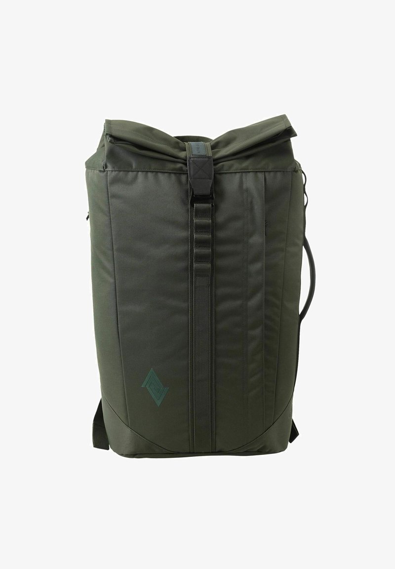 Mochila de tipo roll-top en color verde oscuro, fabricada con un tejido duradero. Presenta un cierre central con hebilla, un asa lateral y correas de hombro planas.