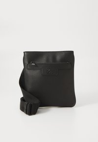 Črna usnjena torbica čez ramo z teksturirano površino, sprednji žep na zadrgo, nastavljiv pas in embosiran logotip. Pravokotna oblika.