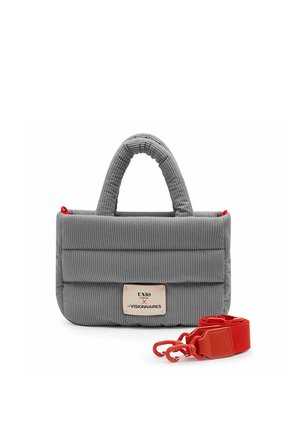 Graue gesteppten Handtasche mit kurzen gepolsterten Griffen, einem vorderen Label und einem abnehmbaren roten Schulterriemen mit Karabinern daneben.