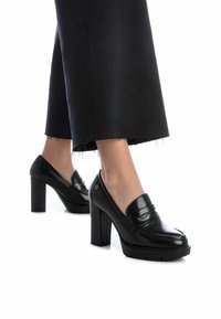 XTI Zapatos sin cordones - black