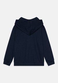 Felpa blu navy con cappuccio, caratterizzata da una texture morbida, polsini e orlo a coste, e un design semplice senza marchi o motivi visibili.