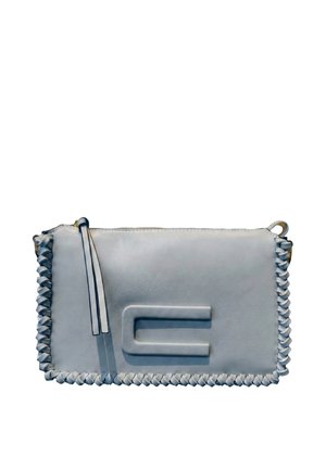 Hellgraue Clutch mit geflochtenen Kanten, einem großen erhabenen "C" auf der Vorderseite und einem Reißverschluss mit zwei Lederquasten.