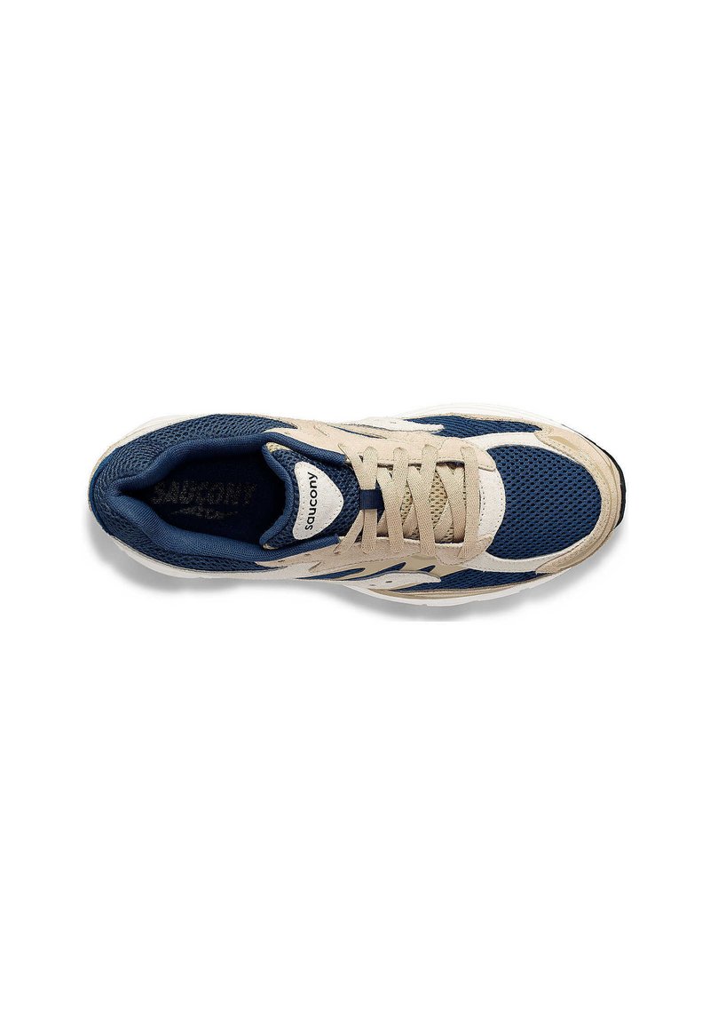 Scarpa da corsa blu e beige con tomaia in mesh, lacci e suola texturizzata. Presenta il nome del marchio "Saucony" sulla soletta.
