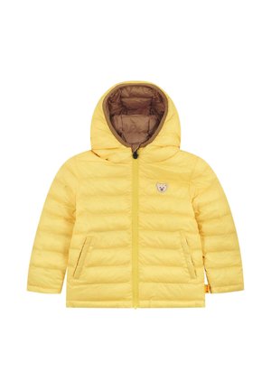 Gelbe gepolsterte Jacke mit Kapuze, ausgestattet mit einem braunen Innenfutter, einem Frontreißverschluss und einem Bären-Logo-Patch auf der Brust. Zwei Seitentaschen.