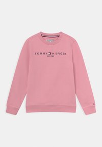 Felpa rosa chiaro con scollo rotondo, caratterizzata da testo "TOMMY HILFIGER EST. 1985" e un piccolo logo sulla manica. Texture morbida.