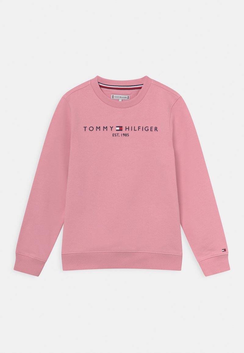 Felpa rosa chiaro con scollo rotondo, caratterizzata da testo "TOMMY HILFIGER EST. 1985" e un piccolo logo sulla manica. Texture morbida.