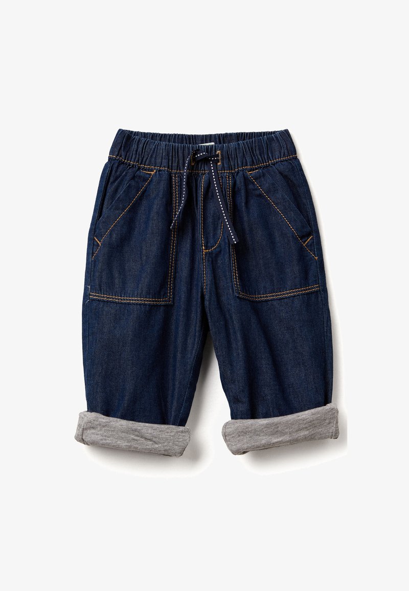 Ciemne dżinsowe szorty z elastycznym pasem, szarymi podwiniętymi mankietami oraz dwiema przednimi kieszeniami z kontrastującym żółtym szwem.