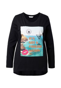 Sort langærmet t-shirt med grafiktryk, der viser et kystlandskab, et cocktailglas, en discokugle og tekst i orange og pink.