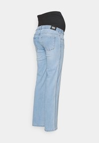 Calças de maternidade em denim azul claro com uma cintura elástica preta, design de perna reta e bolsos traseiros.