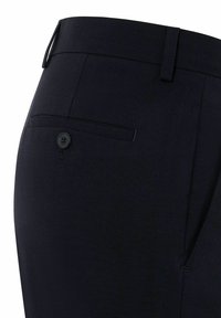 Zwarte broek met een soepele textuur, slim-fit ontwerp, een enkele achterzak met knoopsluiting en een riemlus aan de tailleband.