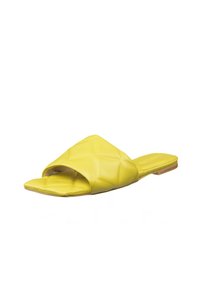 Sandale slip-on din piele galbenă cu un design matlasat, având vârful deschis și talpa plată, ideale pentru îmbrăcăminte casual.