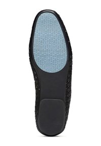 Semelle de chaussure noire avec un design texturé et un talon en caoutchouc lisse. La semelle intérieure présente un motif bleu clair avec un texte répété.