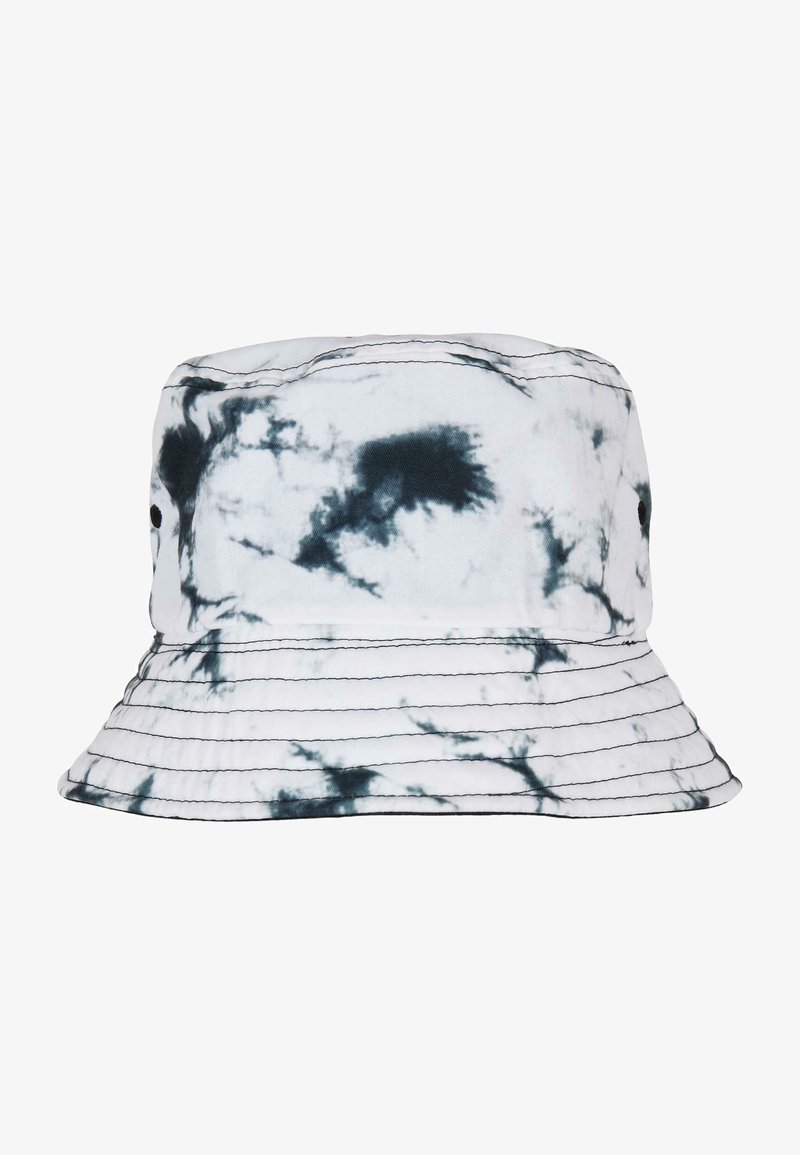Bøttehatt laget av stoff med et svart og hvitt tie-dye mønster. Har en bred brem og en strukturert topp med synlige sømmer.