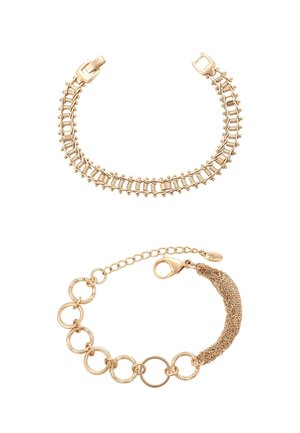 Dwie bransoletki w kolorze złotym: jedna z połączonych prostokątnych segmentów z detalami z koralików, druga z naprzemiennie teksturowanymi i gładkimi okrągłymi ogniwami oraz łańcuszkowymi pasmami.