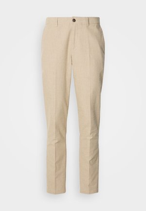 Un pantalon beige avec un motif à carreaux subtil, devant plat, jambes droites et un seul bouton marron à la taille.