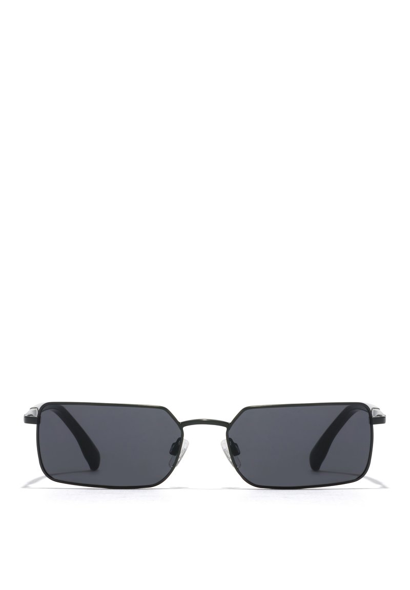 Gafas de sol rectangulares negras con lentes oscuros, montura de metal fina y almohadillas nasales transparentes. Presentan esquinas angulares y brazos de la patilla curvados.