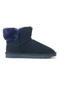 Botas de tobillo de ante azul marino con un puño de pelo sintético, puntera redondeada y suela plana de goma. Detalle de costura a lo largo de las costuras.