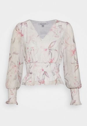 Biała przezroczysta bluzka z długim rękawem, z różowo-szarym kwiatowym nadrukiem, dekolt w serek, talią z marszczeniami oraz falbanami na dole i mankietach.