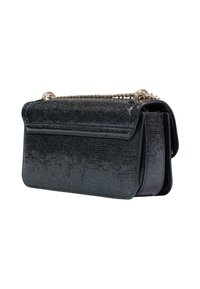 Borsa nera testurizzata con chiusura a patta, tracolla a catena e forma rettangolare, caratterizzata da una finitura lucida e un motivo in rilievo sottile.