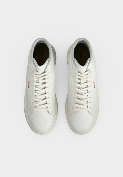Paire de baskets montantes en cuir blanc avec lacets blancs et logos rouges « HUGO » sur les côtés et les semelles intérieures, vues de dessus.